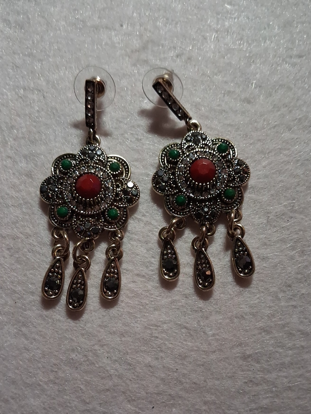261- Vintage-Inspired Green and Red Floral Drop Earrings